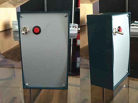 Ein Prototyp, der Akku-Rollladen hebt und senkt, entworfen und produziert von Webelettronica